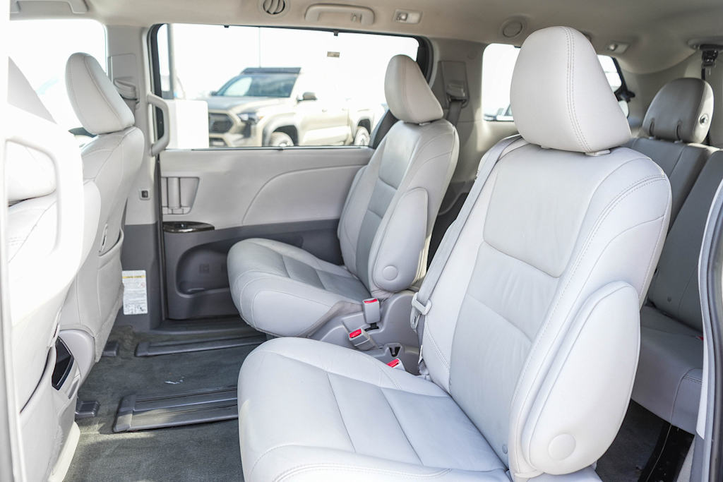 Thumbnail: 2017 Toyota Sienna - 11