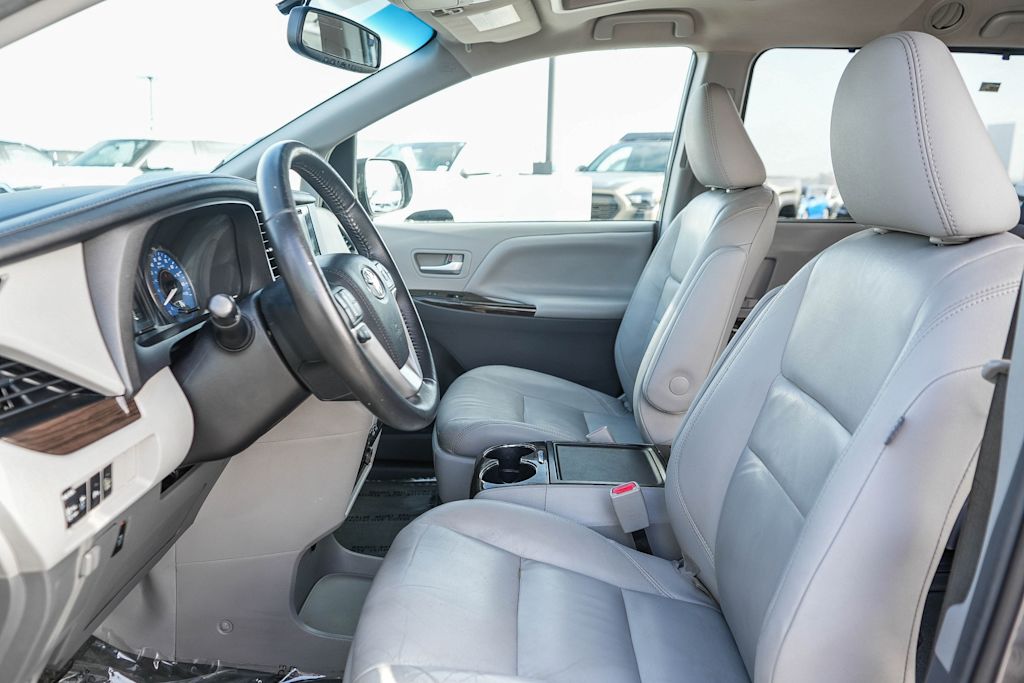 Thumbnail: 2017 Toyota Sienna - 10