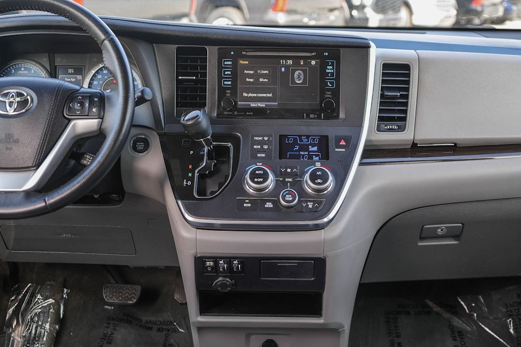 Thumbnail: 2017 Toyota Sienna - 12