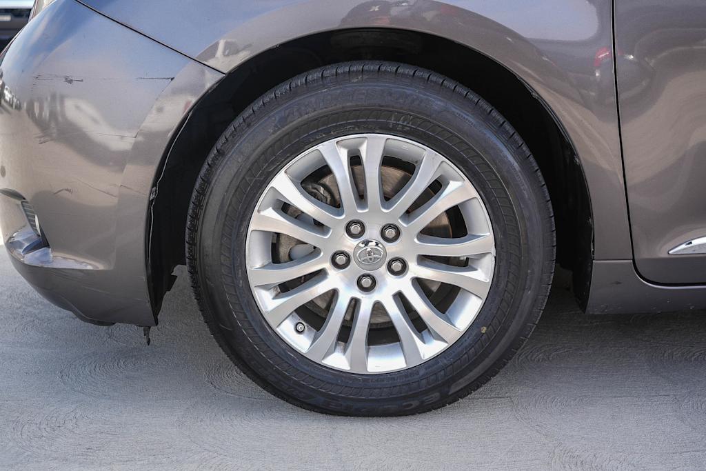 Thumbnail: 2017 Toyota Sienna - 22