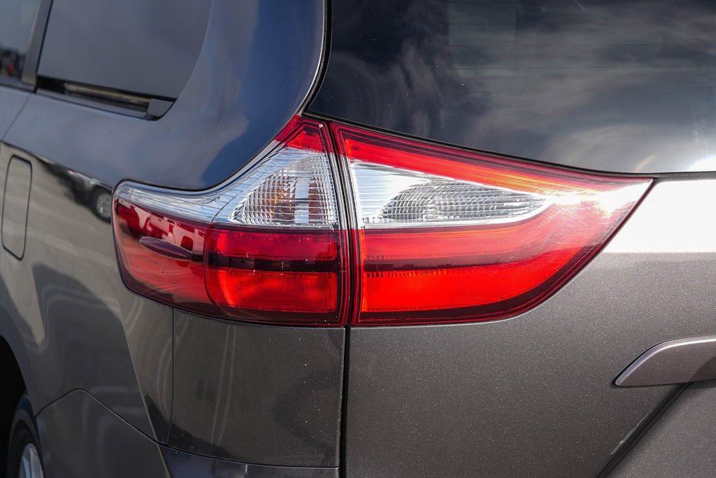 Thumbnail: 2017 Toyota Sienna - 21