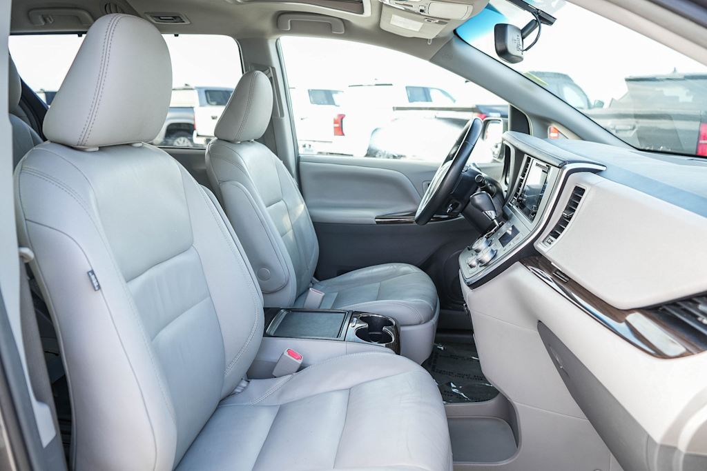 Thumbnail: 2017 Toyota Sienna - 9
