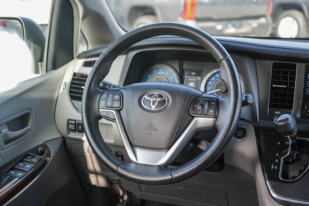 Thumbnail: 2017 Toyota Sienna - 8