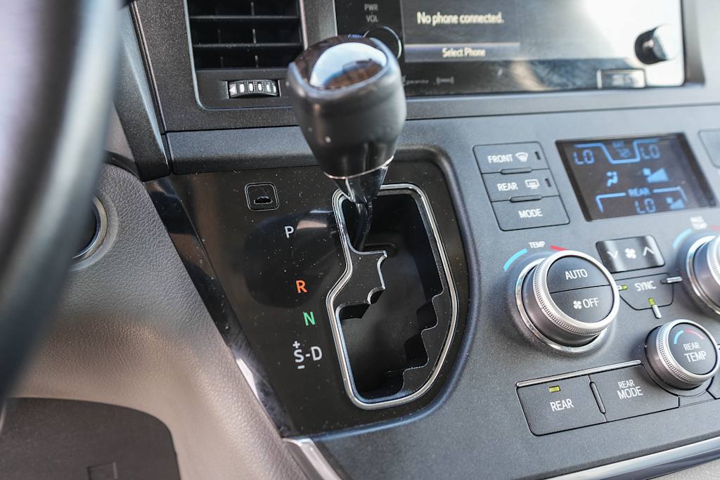 Thumbnail: 2017 Toyota Sienna - 13