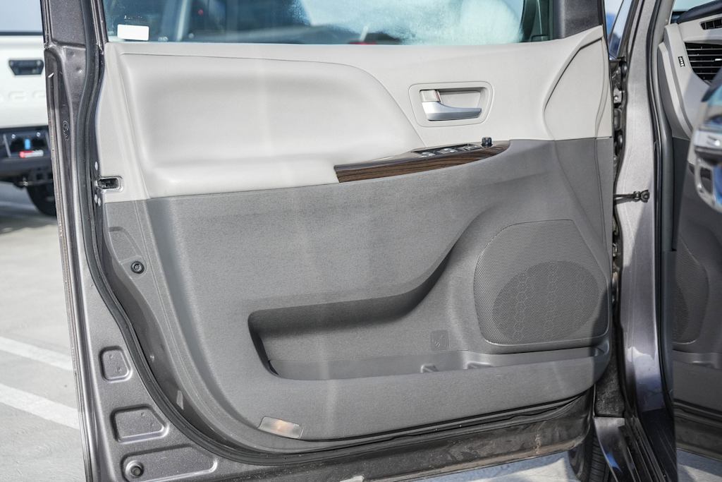 Thumbnail: 2017 Toyota Sienna - 27