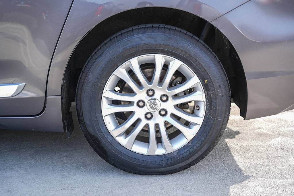 Thumbnail: 2017 Toyota Sienna - 6