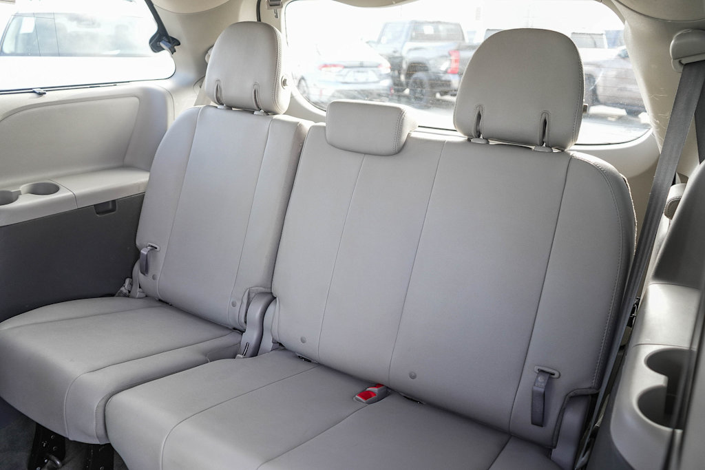 Thumbnail: 2017 Toyota Sienna - 25