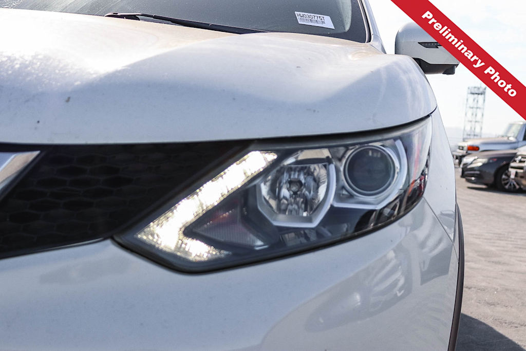 Thumbnail: 2017 Nissan Rogue Sport - 17