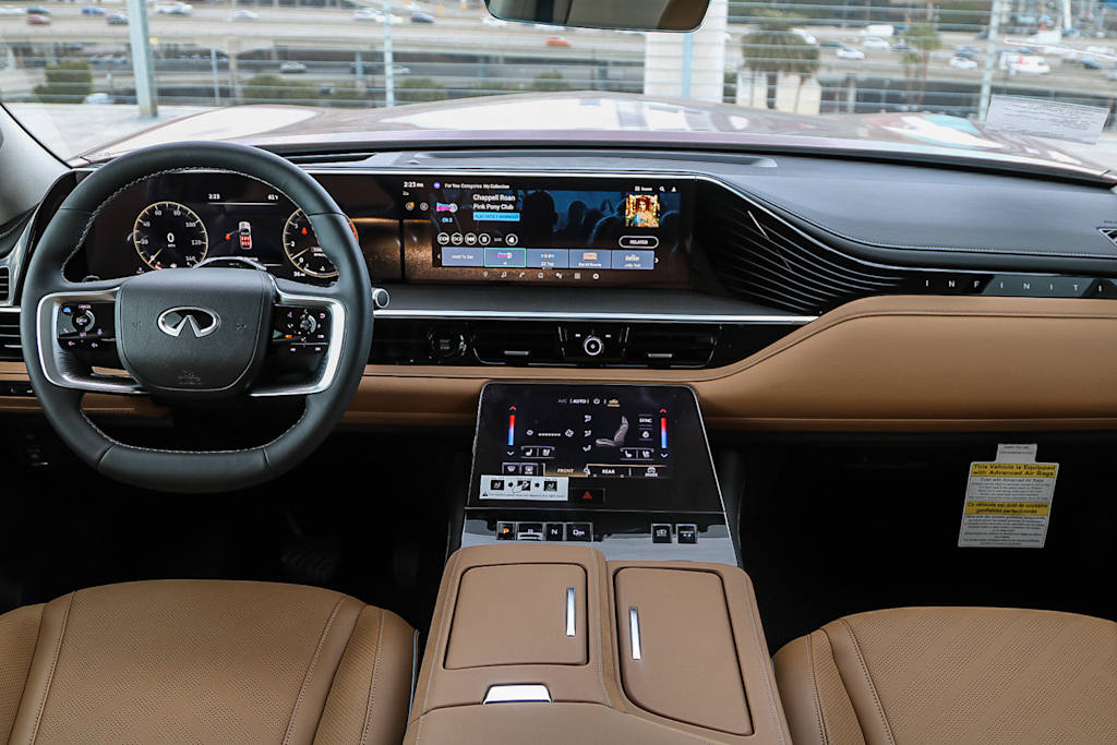 2025 INFINITI QX80 Luxe 2