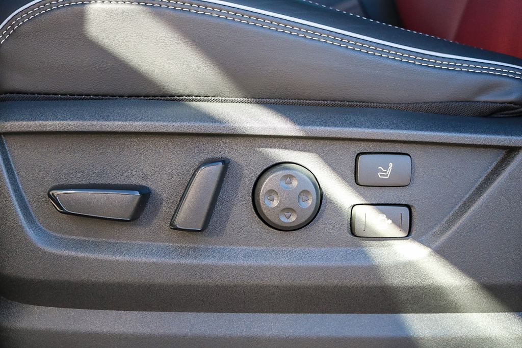 Thumbnail: 2026 INFINITI QX80 - 23