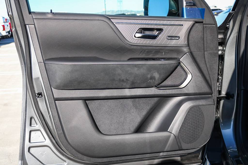 Thumbnail: 2026 INFINITI QX80 - 26