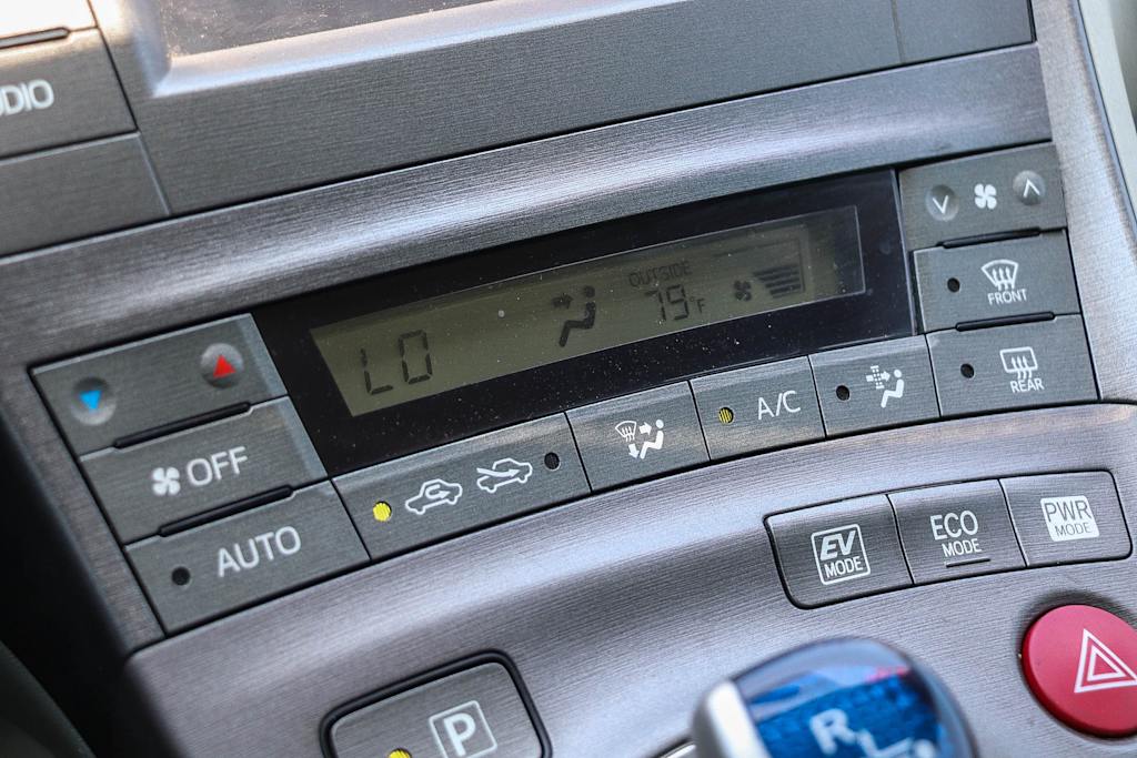 Thumbnail: 2015 Toyota Prius - 21