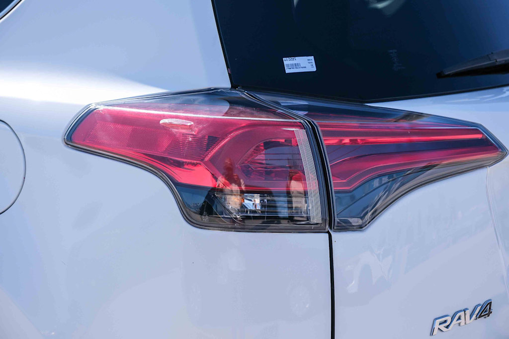 Thumbnail: 2016 Toyota RAV4 - 19