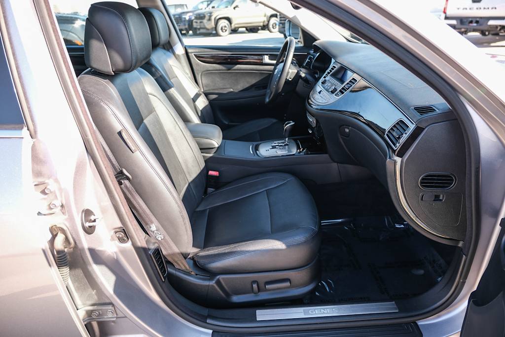 Thumbnail: 2013 Hyundai Genesis - 10