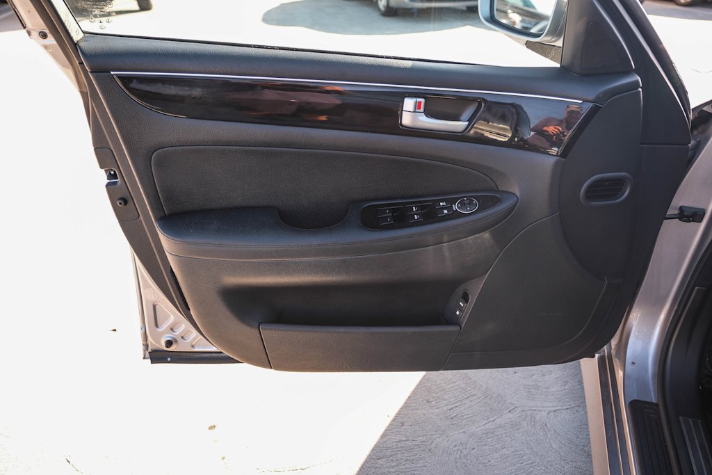 Thumbnail: 2013 Hyundai Genesis - 26