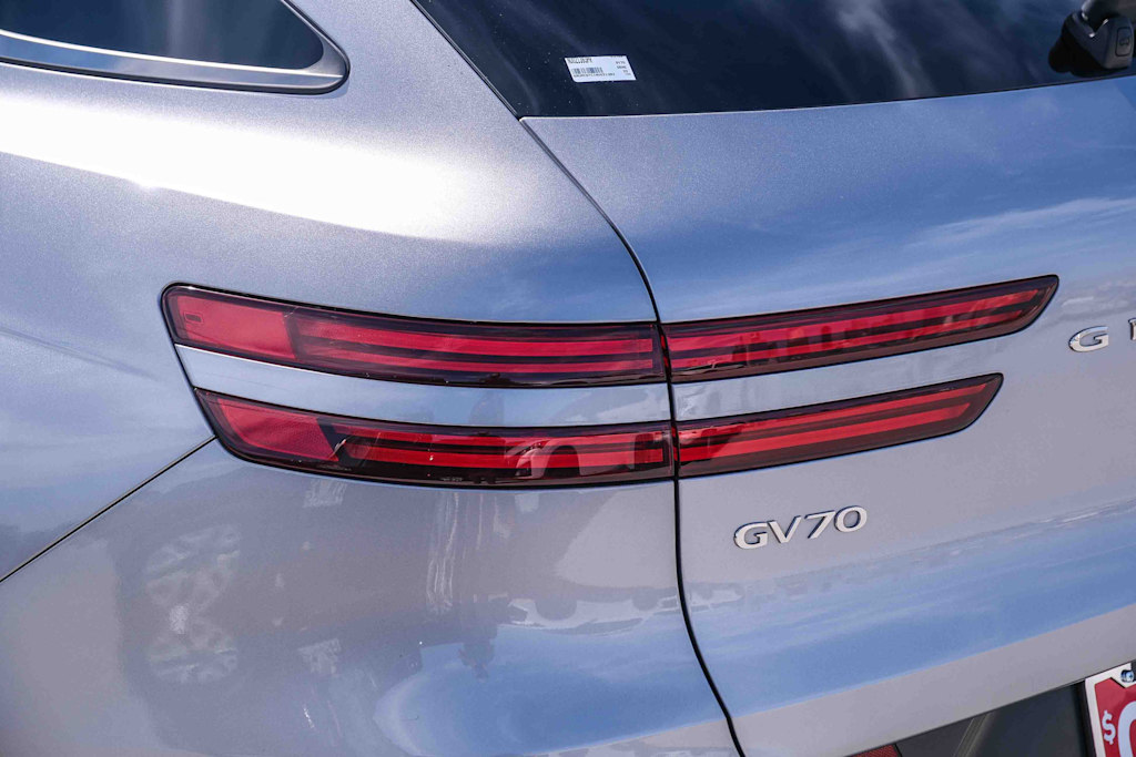 Thumbnail: 2022 Genesis GV70 - 16