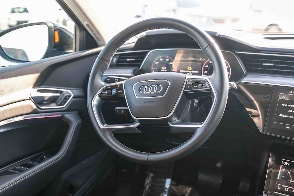 Thumbnail: 2023 Audi e-tron - 8