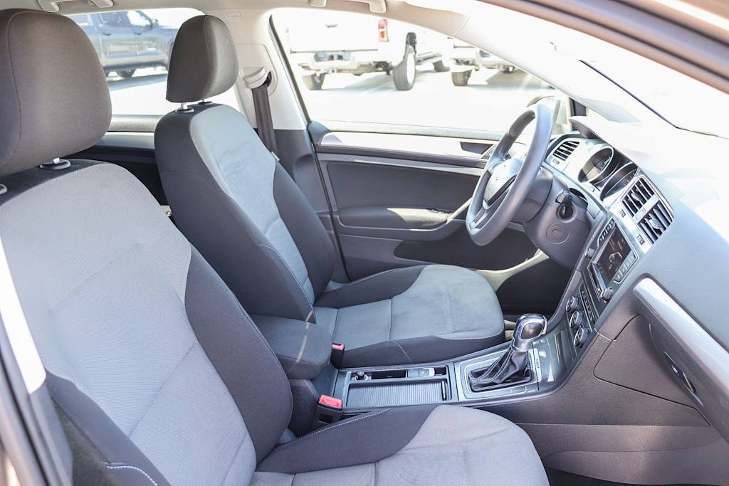 Thumbnail: 2016 Volkswagen e-Golf - 10