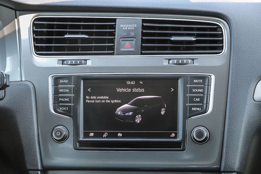 Thumbnail: 2016 Volkswagen e-Golf - 23