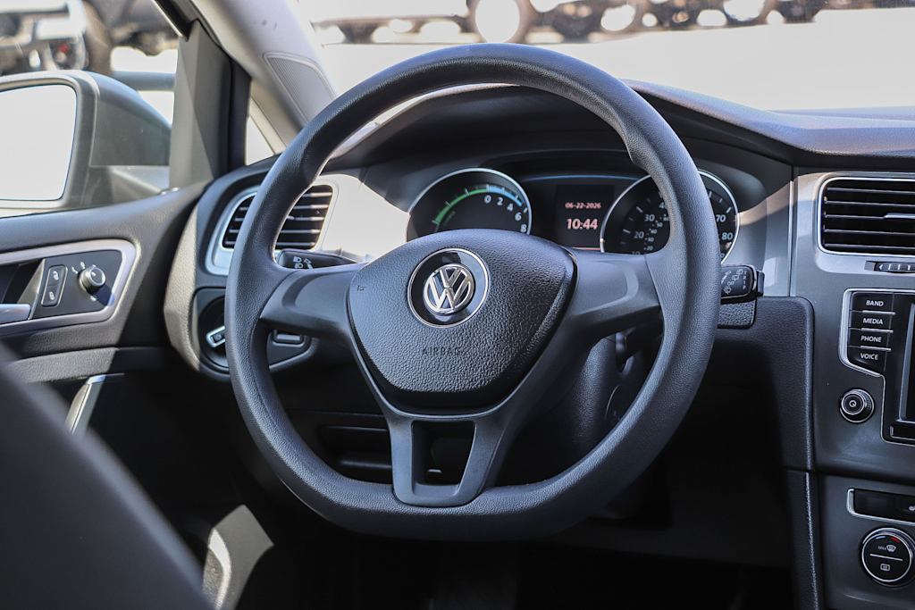 Thumbnail: 2016 Volkswagen e-Golf - 9