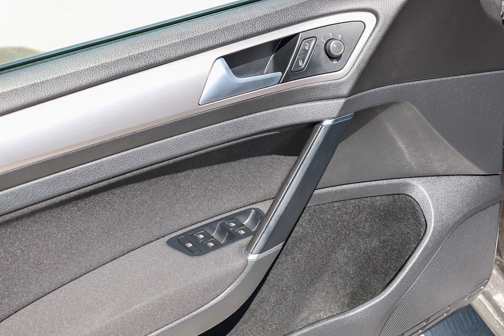 Thumbnail: 2016 Volkswagen e-Golf - 26