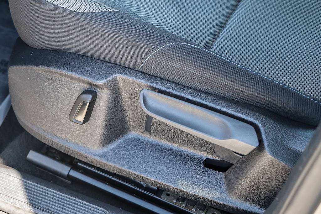 Thumbnail: 2016 Volkswagen e-Golf - 25