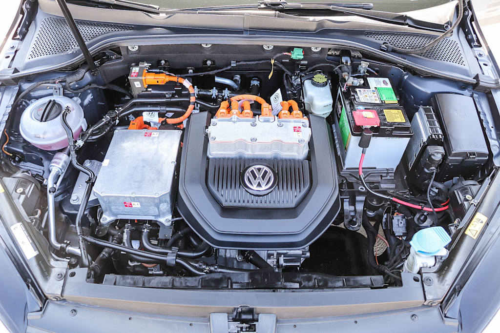 Thumbnail: 2016 Volkswagen e-Golf - 8