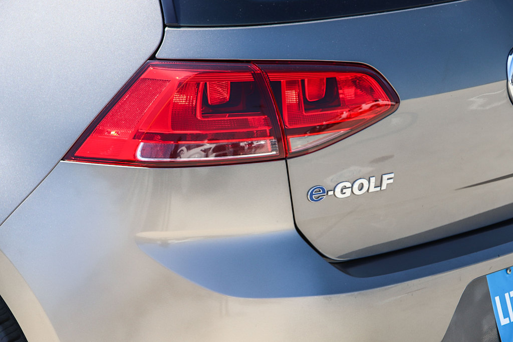 Thumbnail: 2016 Volkswagen e-Golf - 21