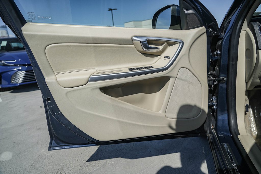 Thumbnail: 2015 Volvo S60 - 24