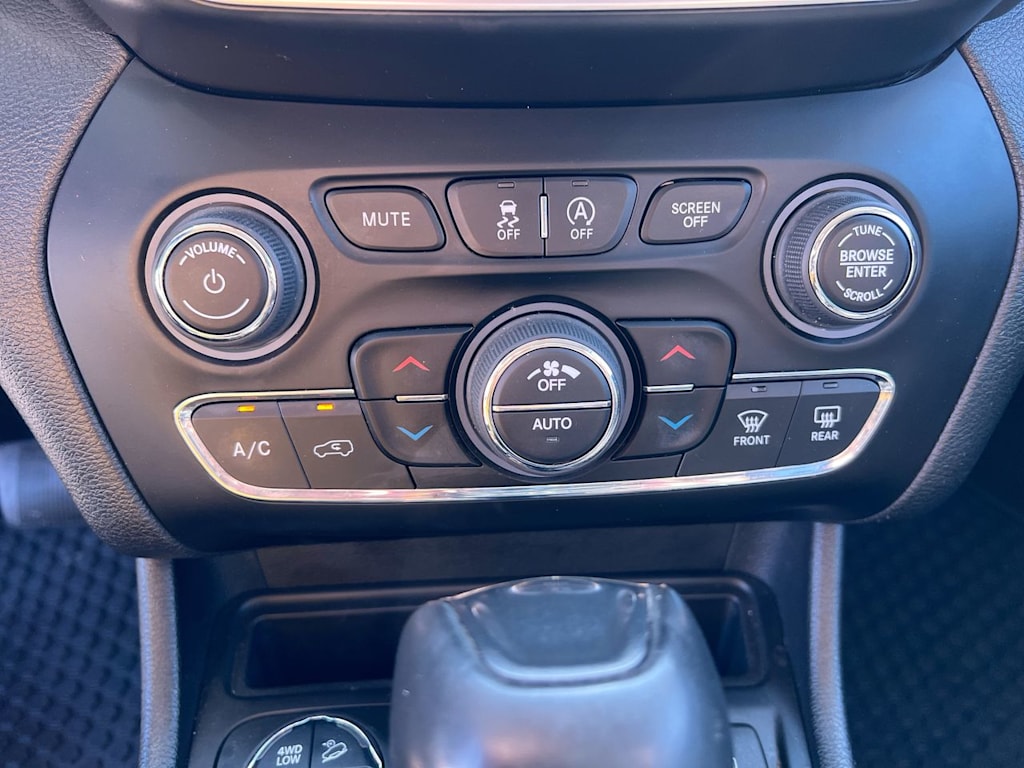 Thumbnail: 2020 Jeep Cherokee - 25
