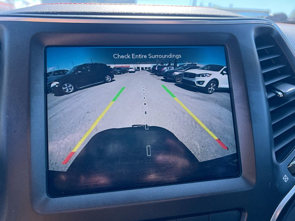 Thumbnail: 2020 Jeep Cherokee - 23