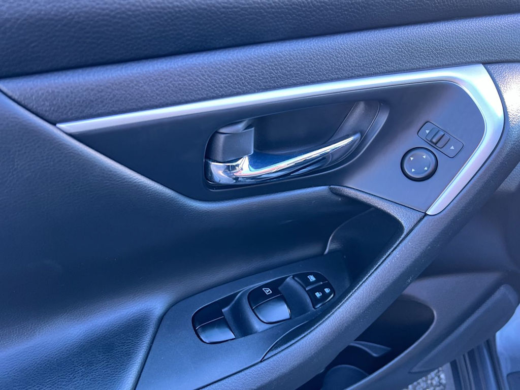 Thumbnail: 2017 Nissan Altima - 20