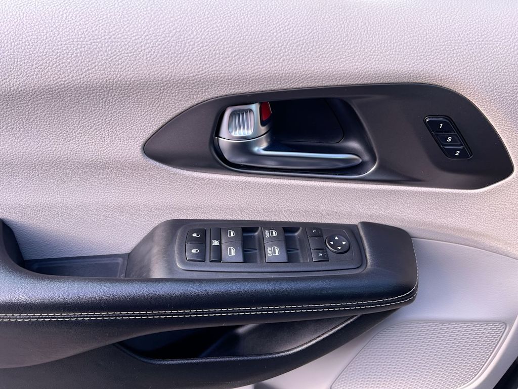 Thumbnail: 2022 Chrysler Pacifica - 21