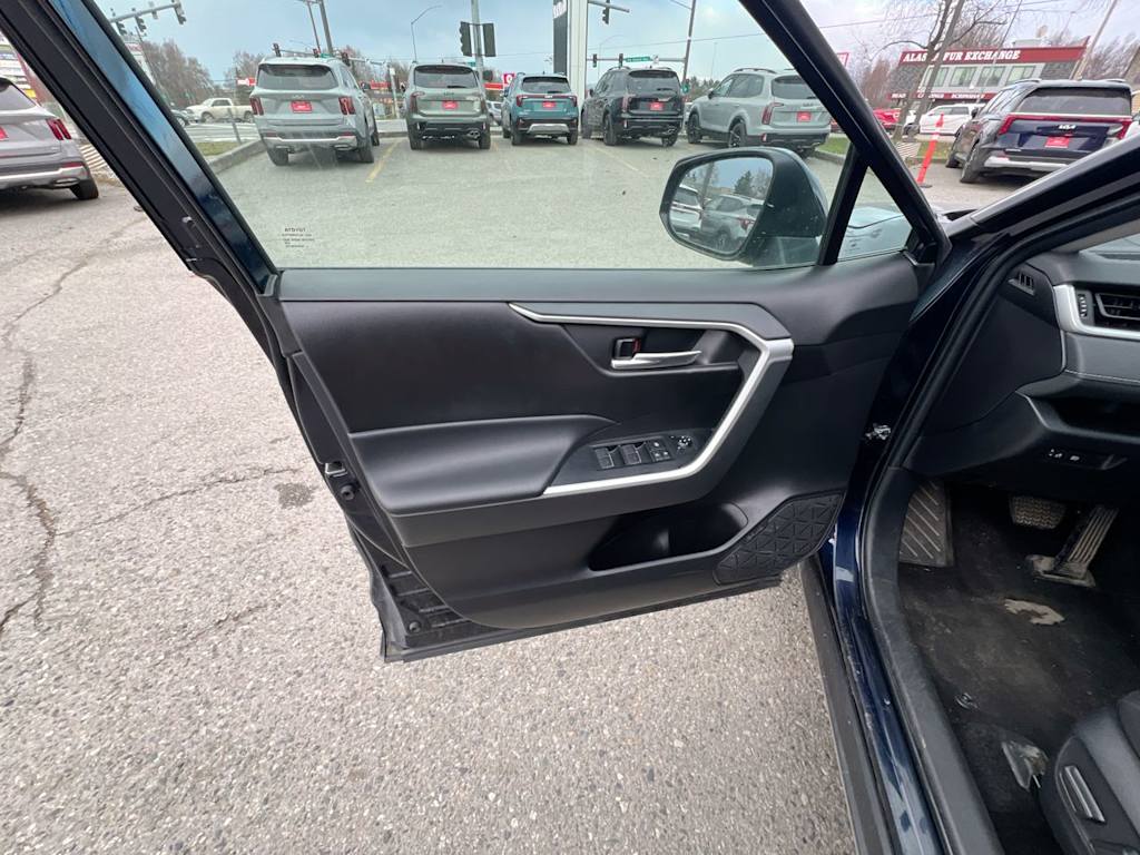 Thumbnail: 2023 Toyota RAV4 - 21