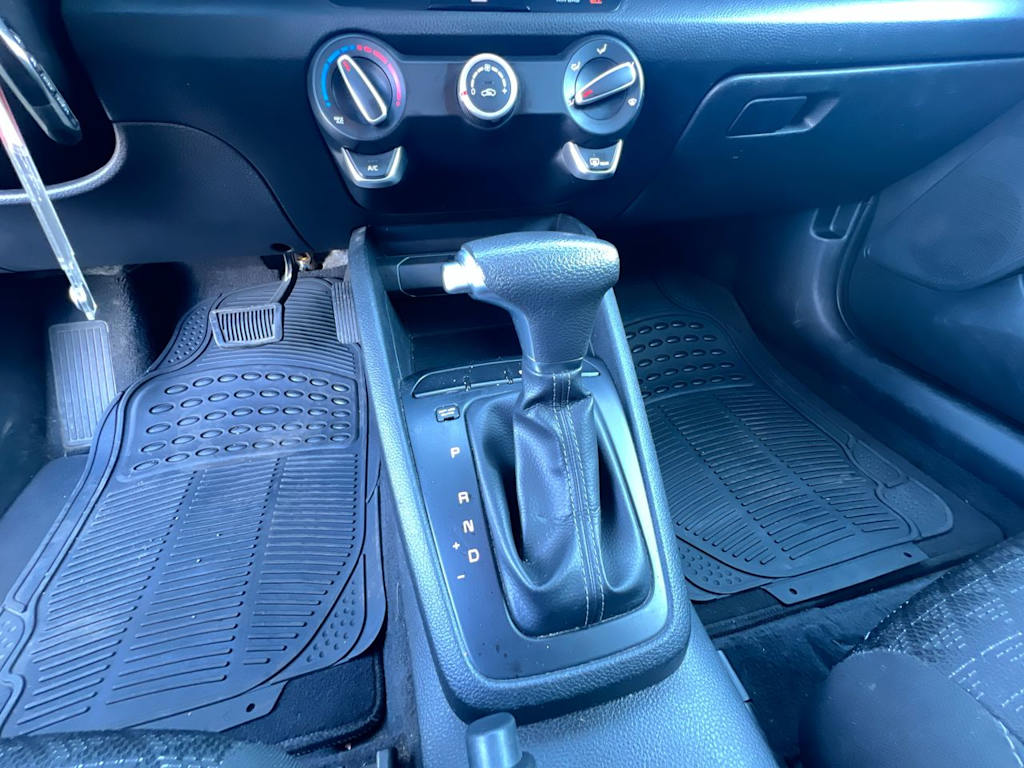 Thumbnail: 2019 Kia Rio - 12