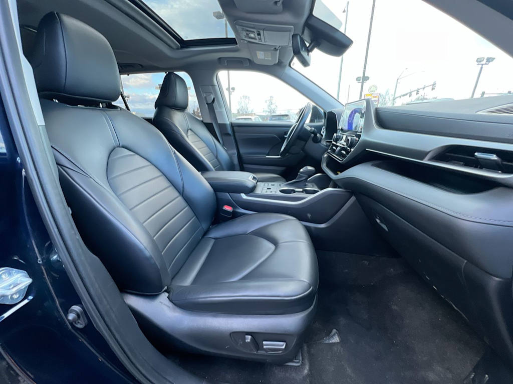 Thumbnail: 2023 Toyota Highlander - 9