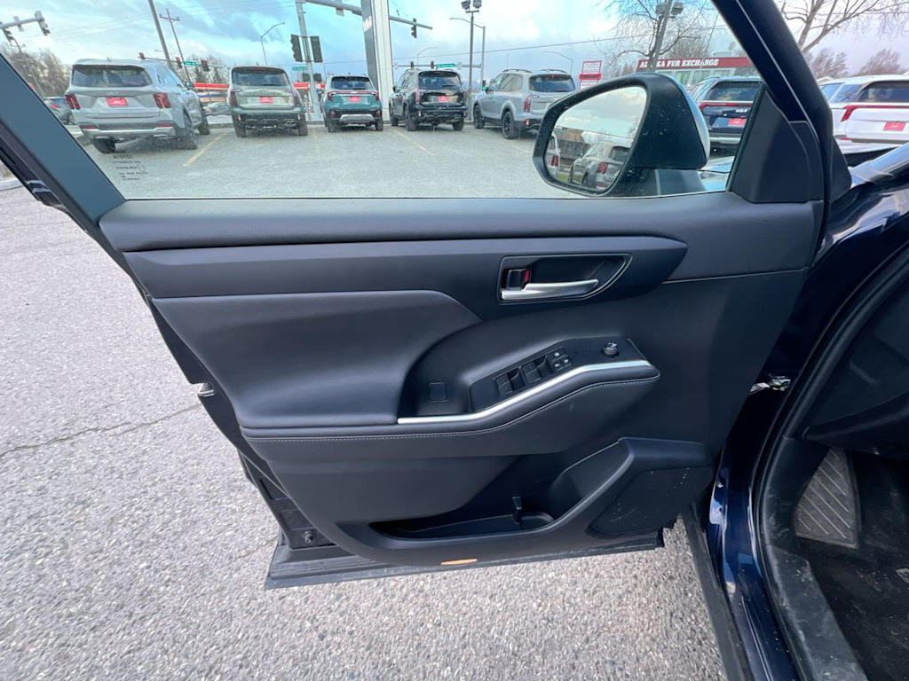 Thumbnail: 2023 Toyota Highlander - 20