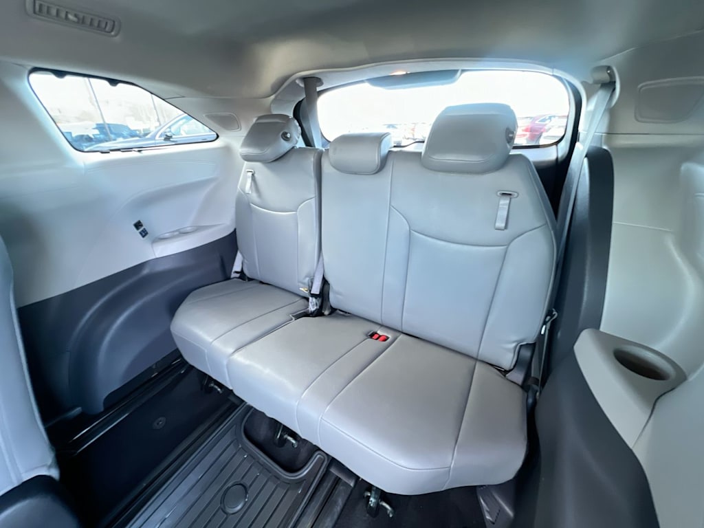 2022 Toyota Sienna Limited 27