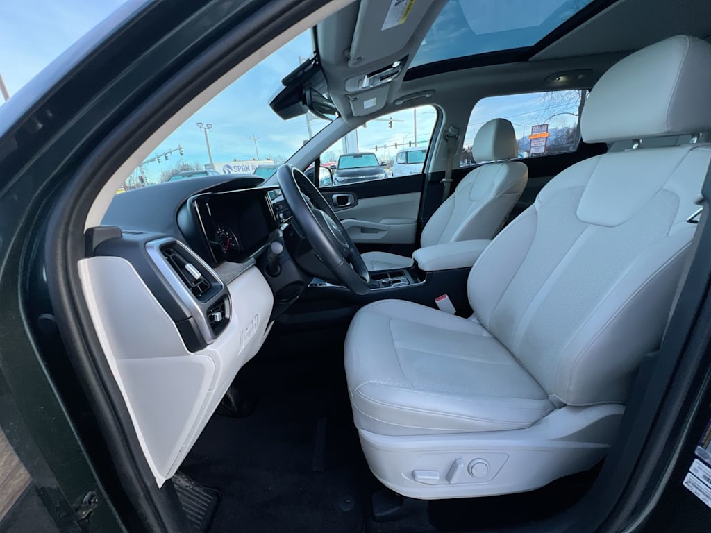 Thumbnail: 2023 Kia Sorento - 8