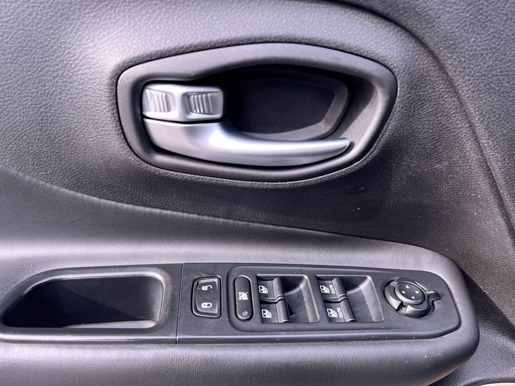 Thumbnail: 2017 Jeep Renegade - 20