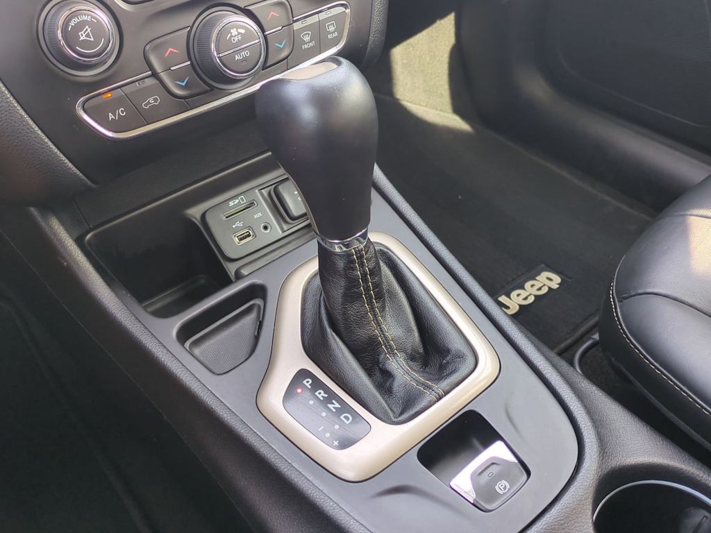 Thumbnail: 2016 Jeep Cherokee - 15