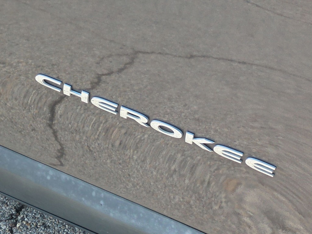 Thumbnail: 2016 Jeep Cherokee - 18