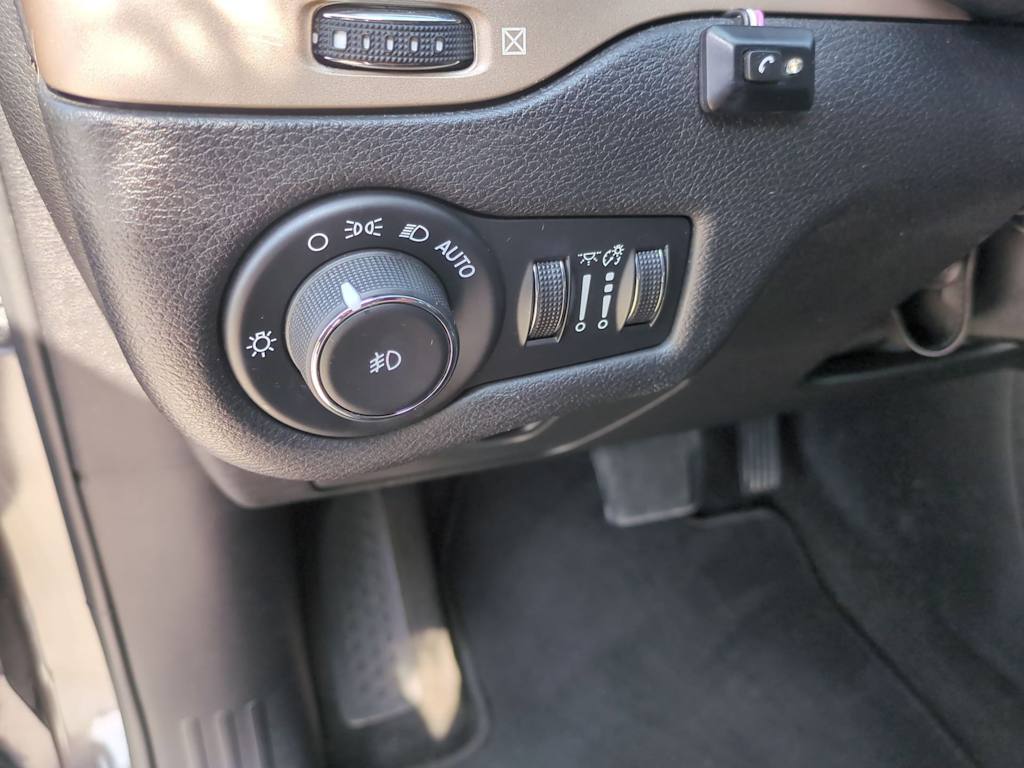 Thumbnail: 2016 Jeep Cherokee - 34