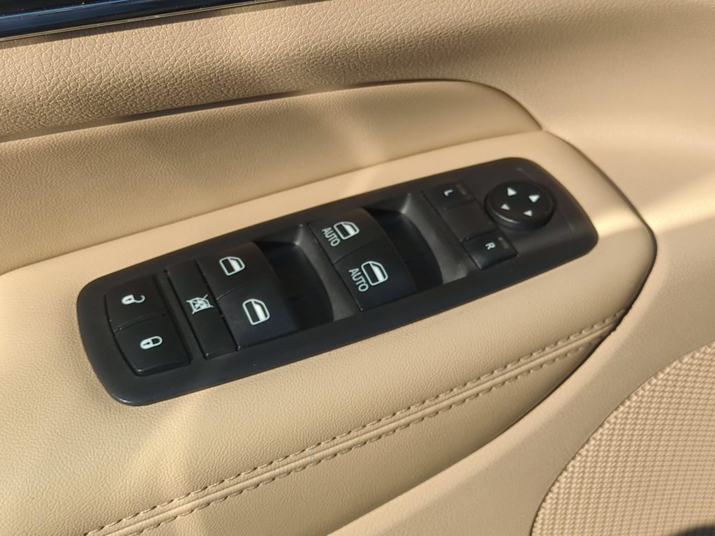Thumbnail: 2019 Jeep Grand Cherokee - 32