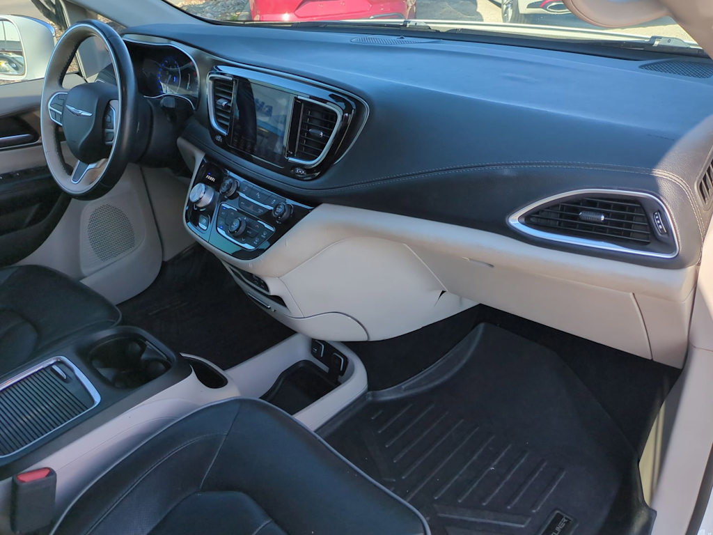 Thumbnail: 2018 Chrysler Pacifica - 14