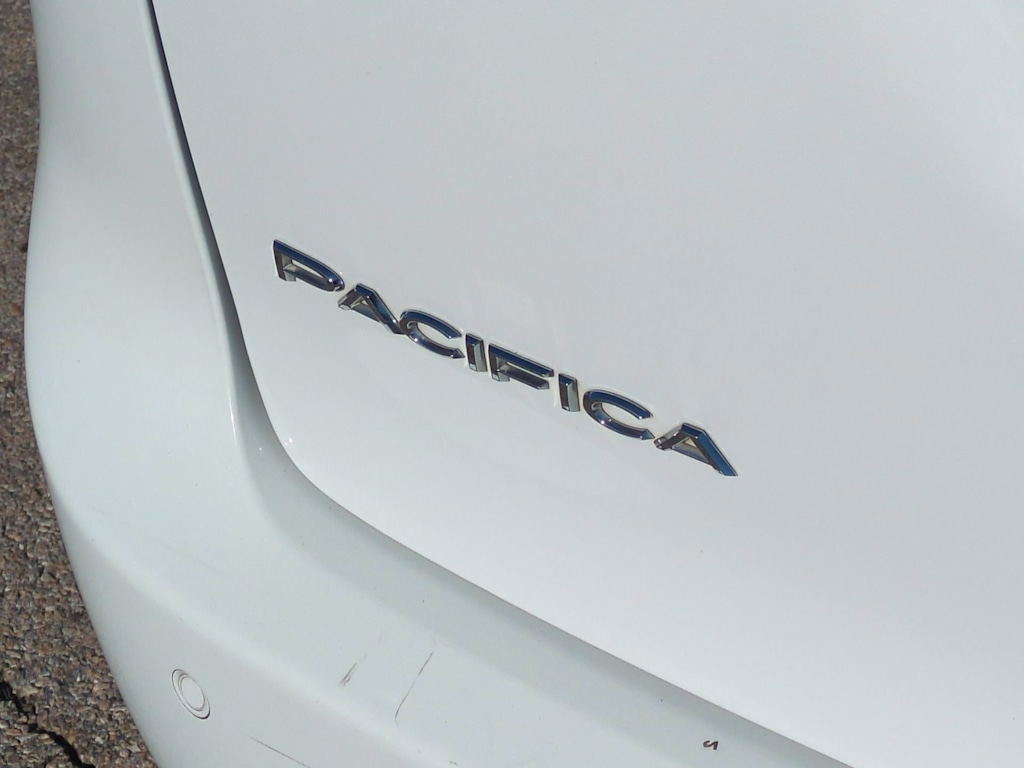 Thumbnail: 2018 Chrysler Pacifica - 7