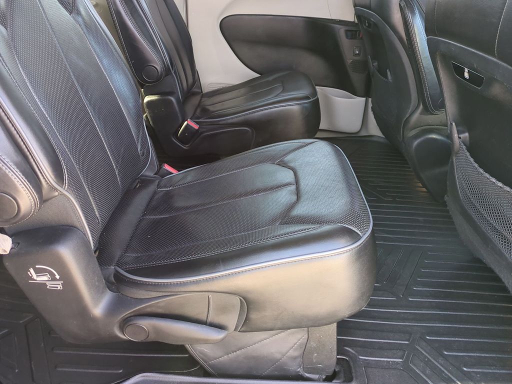 Thumbnail: 2018 Chrysler Pacifica - 32