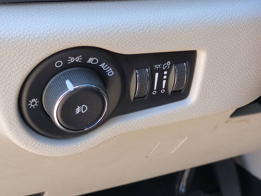 Thumbnail: 2018 Chrysler Pacifica - 35