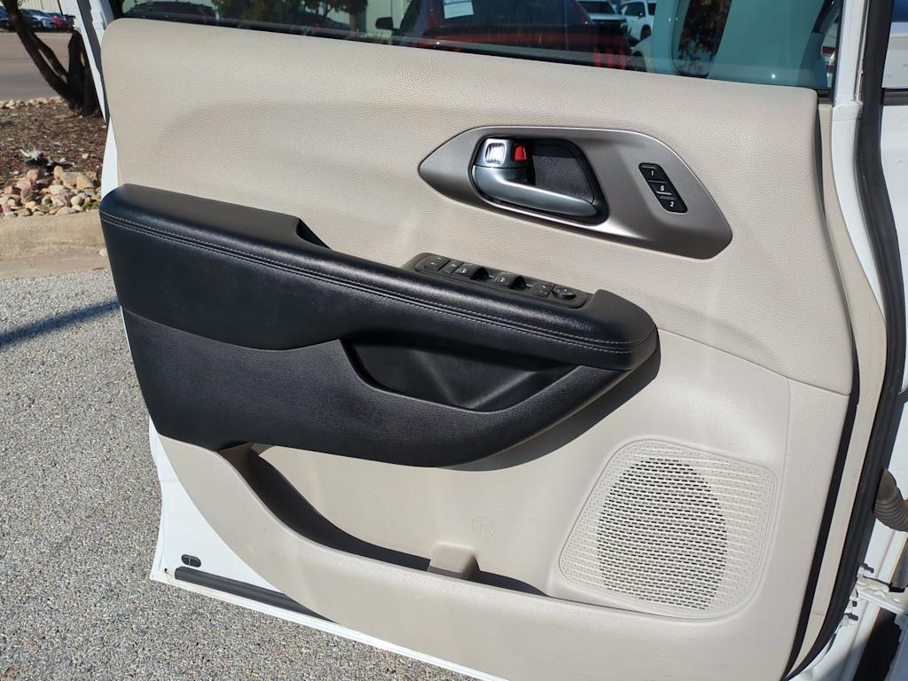 Thumbnail: 2018 Chrysler Pacifica - 30