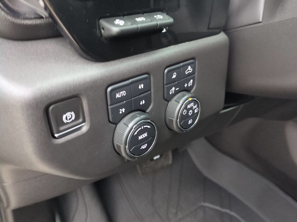 Thumbnail: 2024 Chevrolet Silverado 1500 - 36